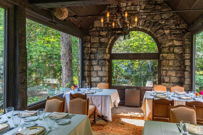 Enjoy a fine dining experience at the Hyehold Restaurant in Moon Township.