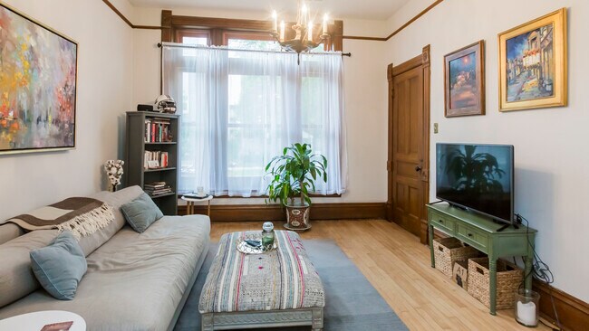 Foto del edificio - 1529 N Claremont Ave