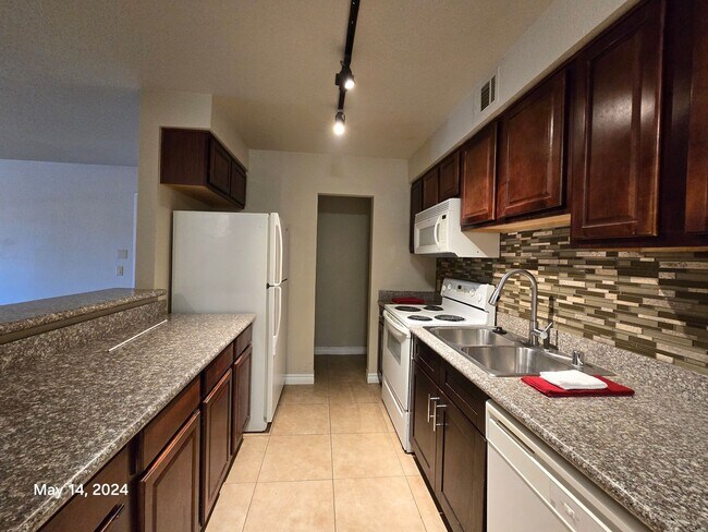 Foto del edificio - Beautiful 2BED / 2BATH Condo nestled in a ...