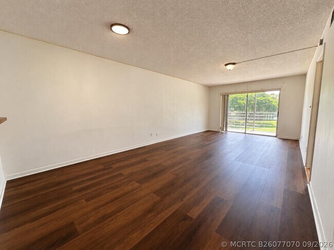 Foto del edificio - 613 S State Rd 7