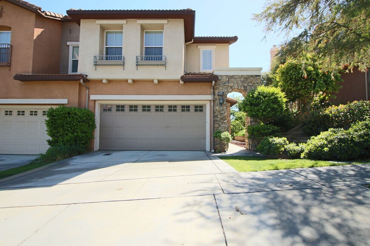 Primary Photo - Westridge Townhome in Gated Community with...