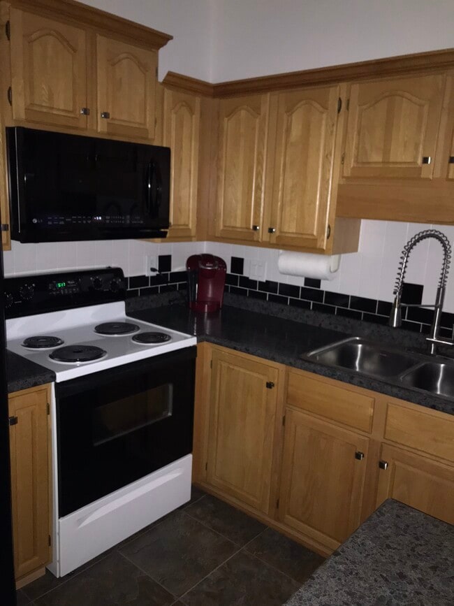 574 Clinic Rd Unit B, Hannibal, MO 63401 Apartments in Hannibal, MO