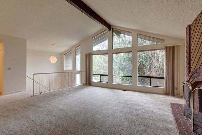 Foto del edificio - Great 4BR 2.5BA Split Entry Home in Quiet Forest Park Neighborhood
