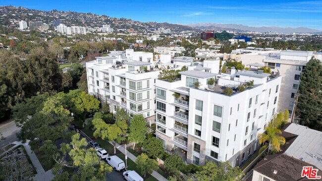 Foto del edificio - 450 S Palm Dr