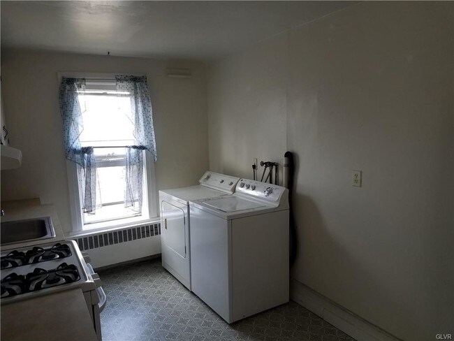 Building Photo - 511 3rd Ave