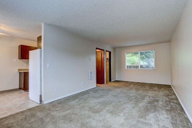 Cozy, Yet Spacious Upper Studio Apartment!! - Cozy, Yet Spacious Upper Studio Apartment!!