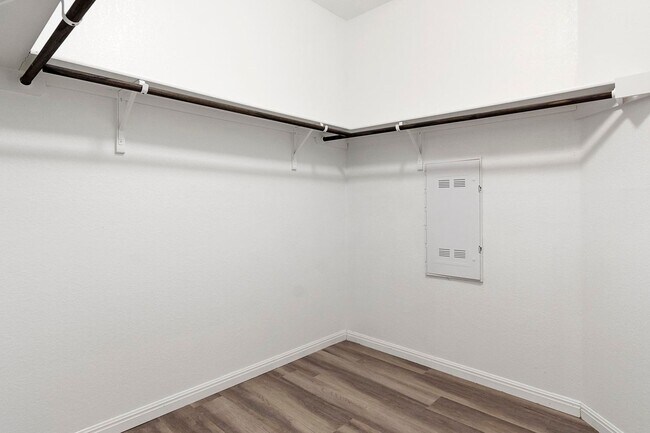 Building Photo - Gorgeous 4-bedroom home!