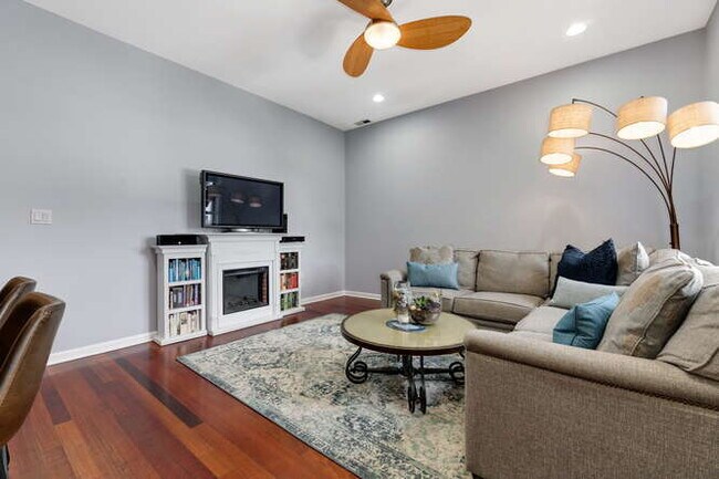 Building Photo - 1523 N California Ave