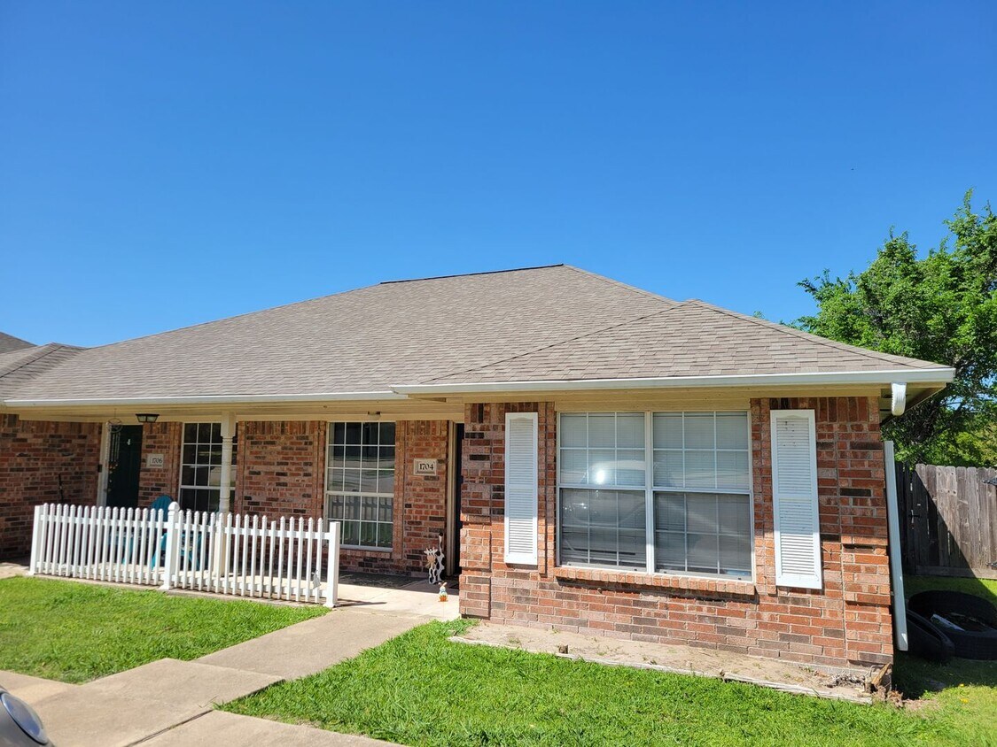 Building Photo - Bryan - 3 Bedroom / 2 Bath / Duplex / Fenc...