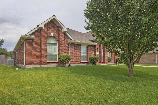 Building Photo - 306 King William Dr