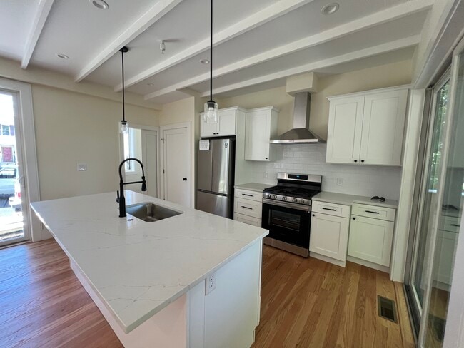 Building Photo - 65 Cameron St