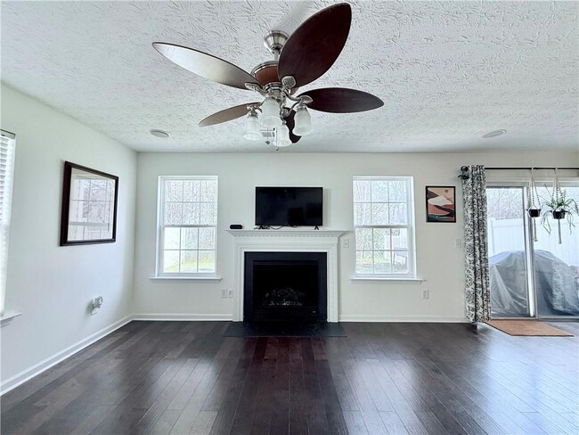 Foto del edificio - 5705 Mountain Top Pl