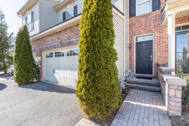 Building Photo - Modern 3-Bedroom Townhome with First-Floor...