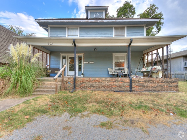 Building Photo - 201-203 W Acres St
