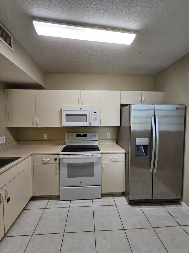 Foto del edificio - 1063 Golden Lakes Blvd