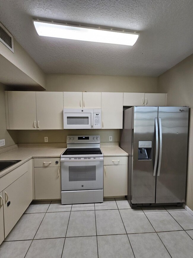 Building Photo - 1063 Golden Lakes Blvd