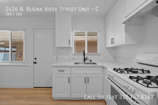 Foto del edificio - 2426 N Buena Vista St