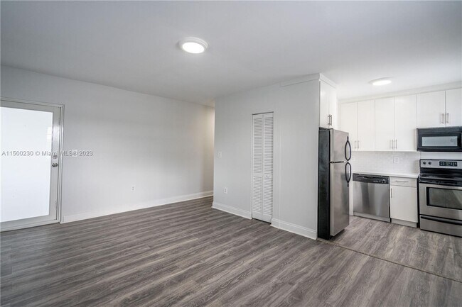 Foto del edificio - 8411 Byron Ave