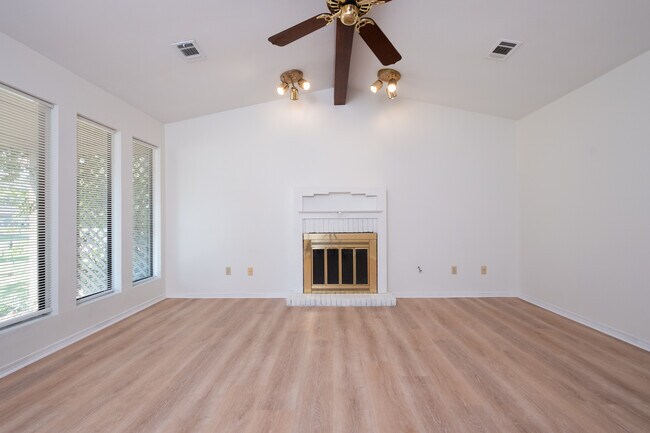 Foto del edificio - 18 Red Oak Pl