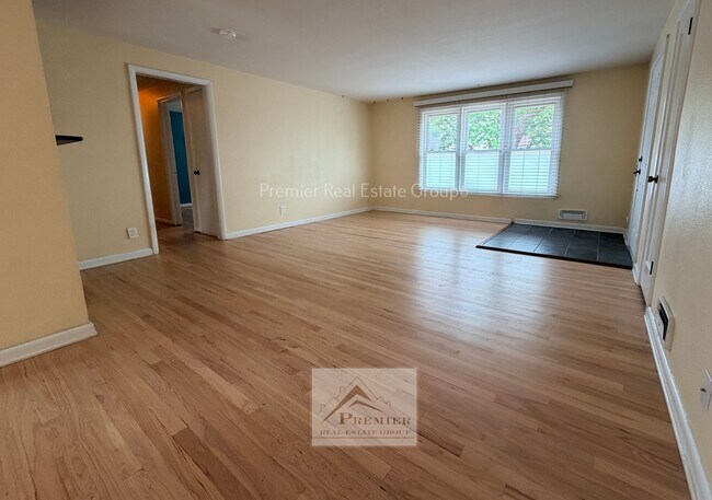 Building Photo - 2140 Robin Dr