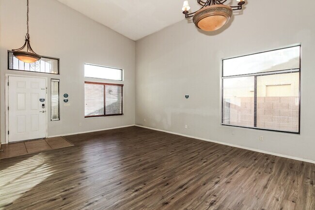 Foto del edificio - 8416 N Sand Flower Rd