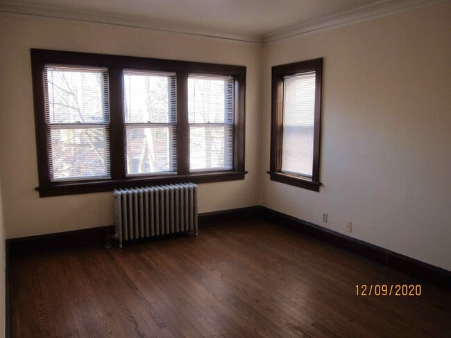 Building Photo - Available July 2026 Gorgeous 1-bedroom apartment in Shorewood with Free Heat