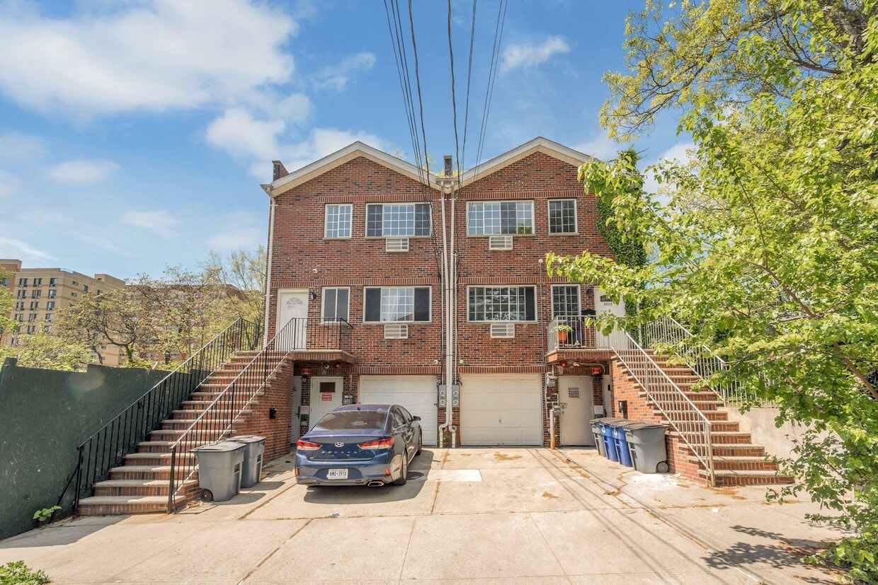 Primary Photo - 3313 Rombouts Ave