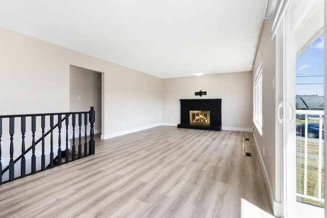 Photo du bâtiment - 18379-1856B 56b Ave