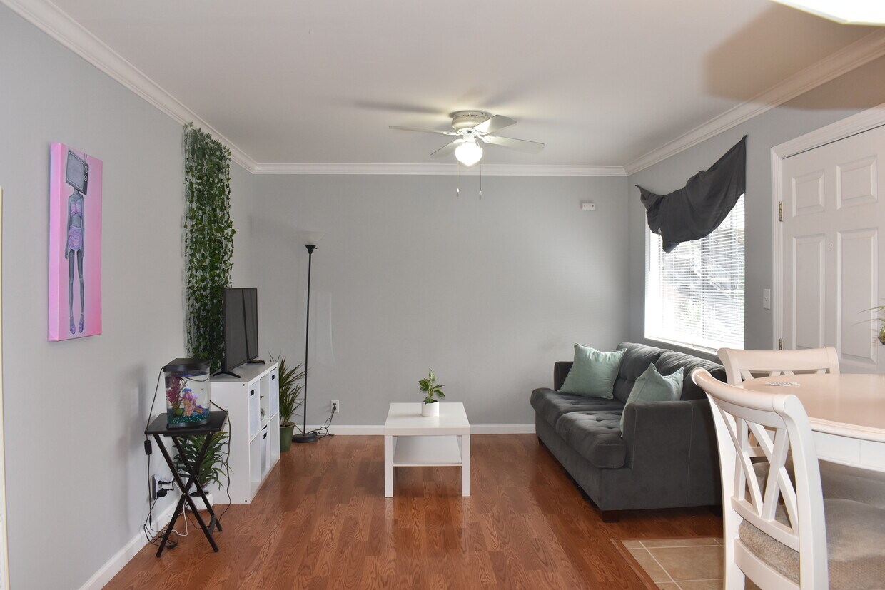 Spacious front room - 620 S 9th St