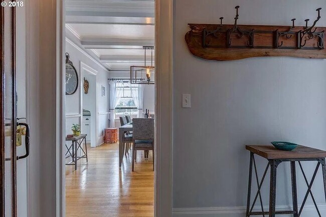 Building Photo - 118 NW King Ave