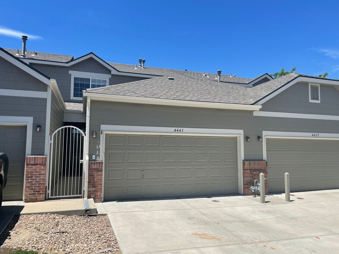 Primary Photo - Beautiful Aurora Townhome In Willow Trace ...