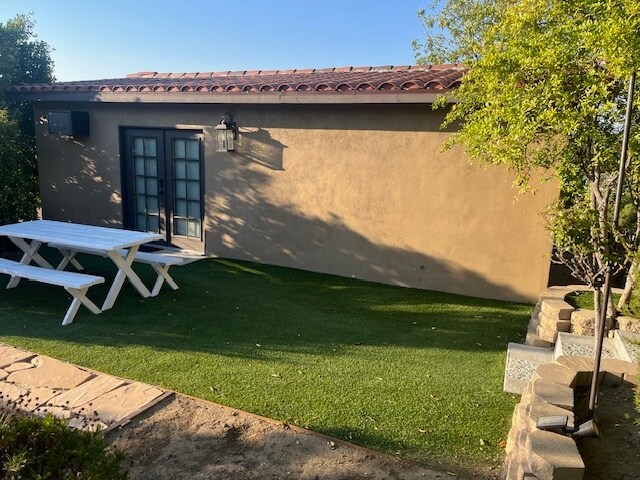 Vista de la casa de huéspedes desde el patio - 28445 Lewis Pl