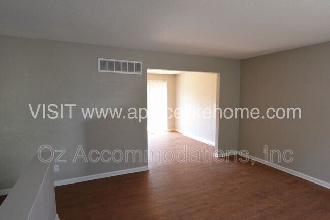 Building Photo - 1105 W Elm Terrace