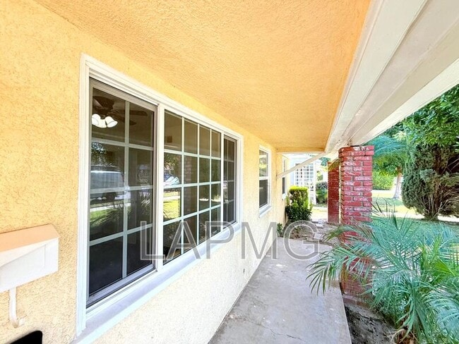 Foto del edificio - 17535-17537 Baltar Street