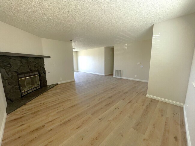 Building Photo - Recently Renovated and Move In Ready!
