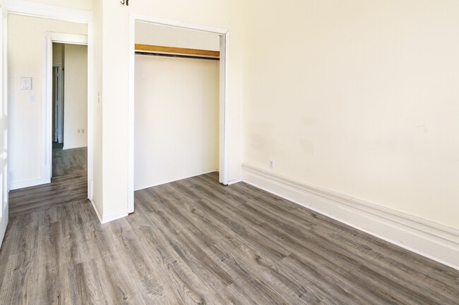 Building Photo - 614-626 W Lake St