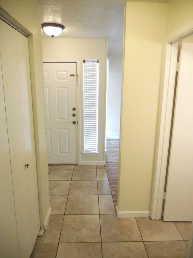 Building Photo - 534 Alegre Vista Dr