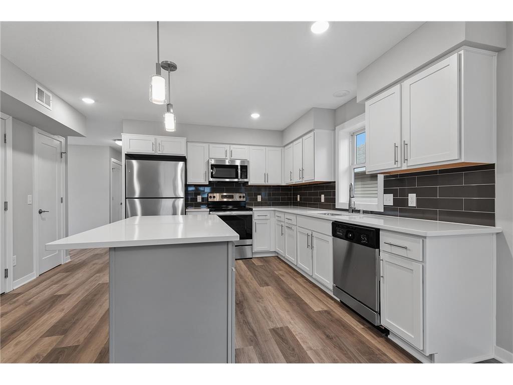Foto principal - 956 19th Ave NE