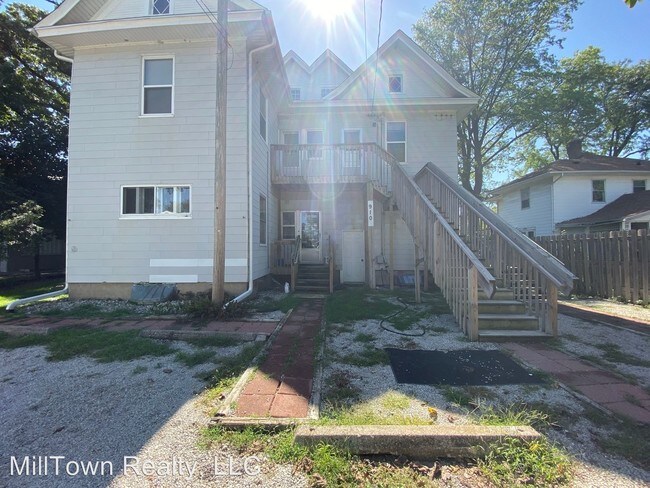 Building Photo - 910 E Locust St