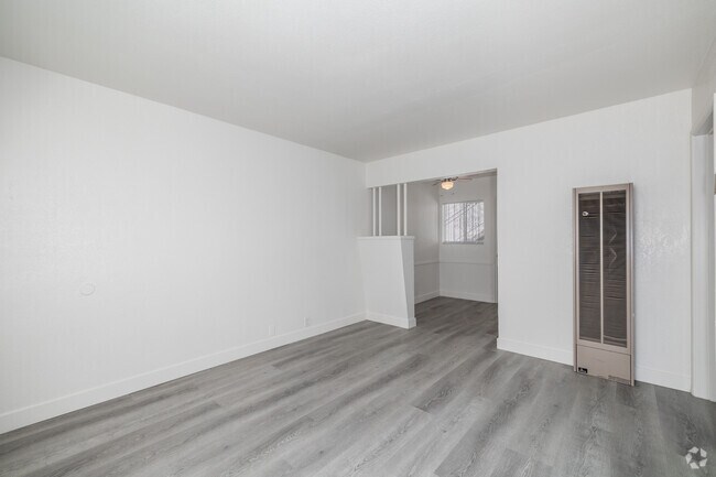 1 habitación, 1 baño - 500 pies cuadrados - Sala de estar - 903 N. Sloan Ave.