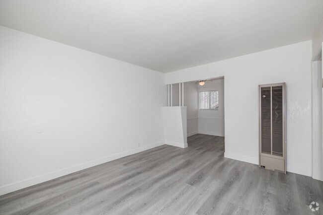 1BR, 1BA - 500SF - Living Room - 903 N Sloan Ave.
