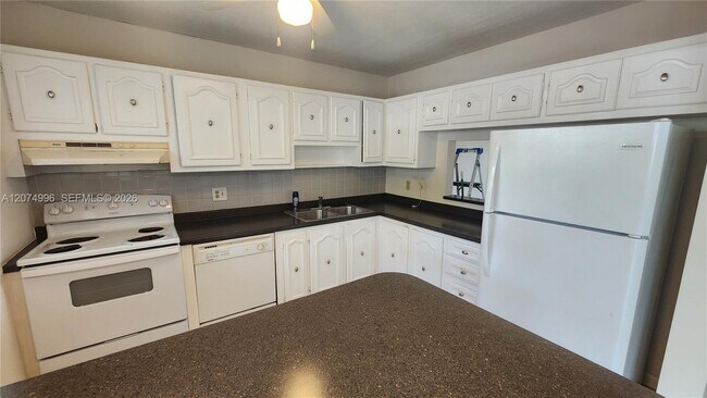 Building Photo - 6550 Royal Palm Blvd