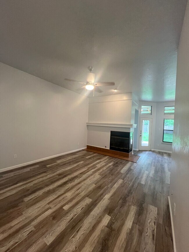 Foto del edificio - Lovely Home on Corner Lot!