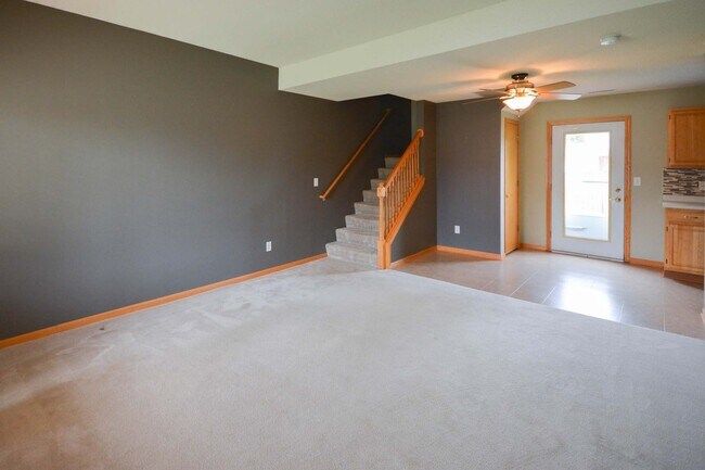 Foto del edificio - Hard to find end unit townhome with 2 car garage!