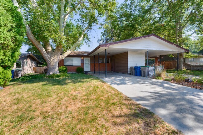 Building Photo - Boise, Duplex, 2Bd/1Bth/CP, 1015Sqft, Dishwasher, Washer and Dryer Hook up, Fenced