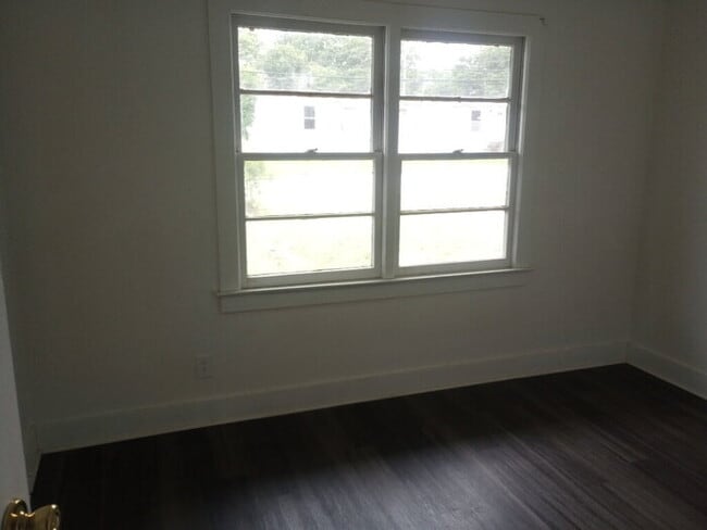 Building Photo - 2 Bedroom 1 Bathroom