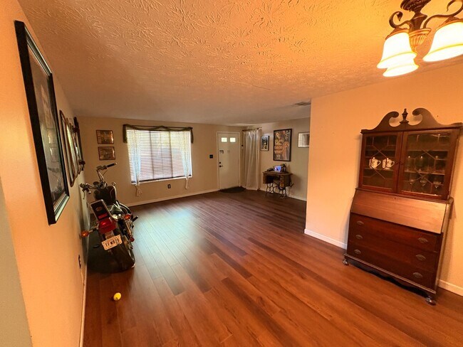 Foto del edificio - Charming 3 bed/2 bath Eastside Ranch w/ Potential early move in!