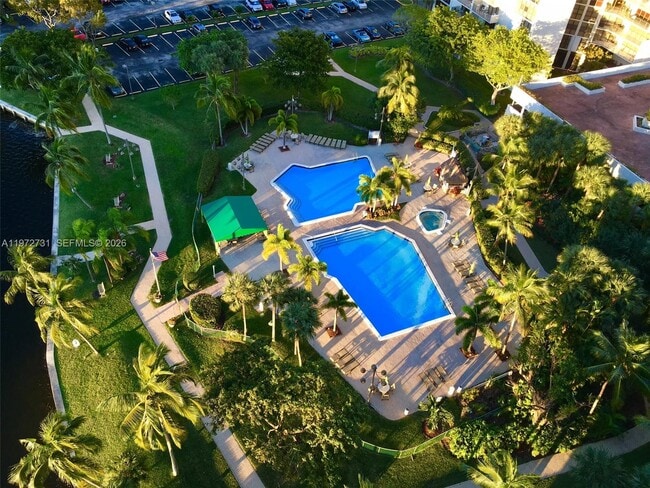 Foto del edificio - 18151 NE 31st Ct