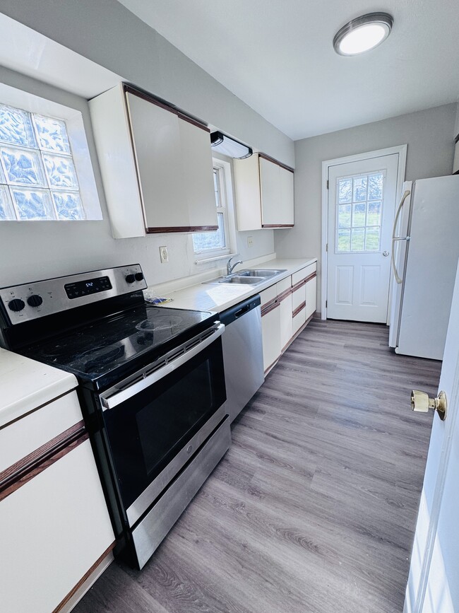 Building Photo - 1220 Colonial Ln