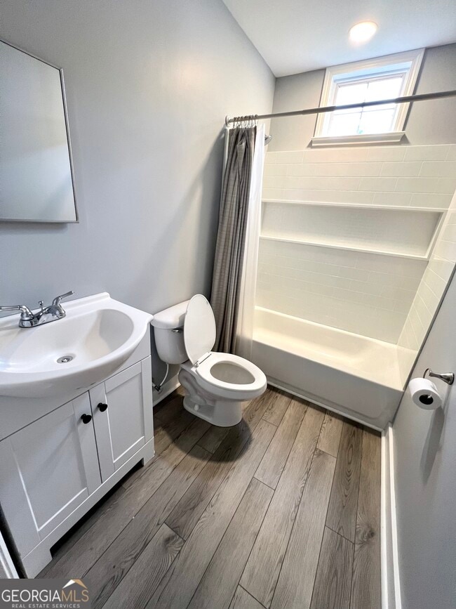 Building Photo - 112 Cedar St